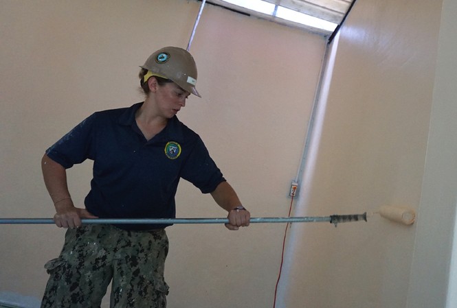 Lính thủy Hoa Kỳ sửa trường mẫu giáo ở Khánh Hòa Nữ hạ sĩ quan Hải quân Hoa Kỳ Sabrina Gruett, 25 tuổi đang sơn tường một phòng học.