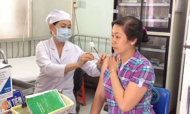 Sau 7 năm, Sài Gòn có người chết vì chó dại cắn Chích ngừa bệnh dại tại Trung tâm Y tế dự phòng TPHCM.