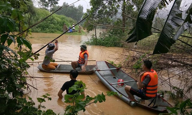 Mưa lớn, 1 người dân bị nước sông cuốn mất tích Lực lượng chức năng đang tiếp tục tìm kiếm nạn nhân. Ảnh: Dân Trí.