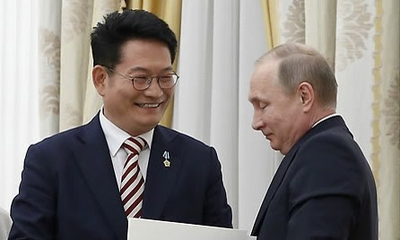 Bản tin 14H: Nga sẵn sàng làm trung gian hòa giải giữa hai miền Triều Tiên Đặc phái viên Song Young-gil và Tổng thống Nga Vladimir Putin. Ảnh: Yonhap.