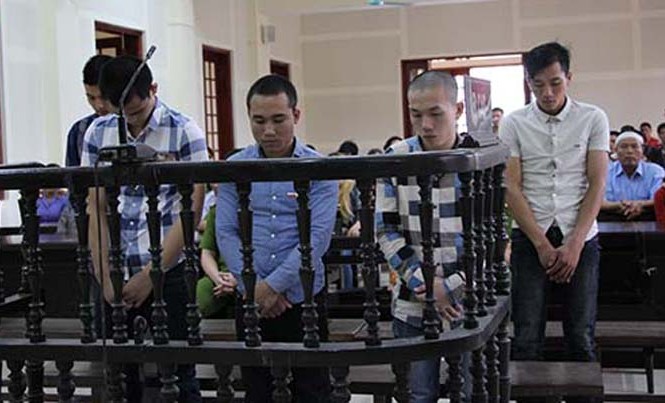 Trai làng rượt đuổi để 'dằn mặt' khiến một cô gái tử vong Các bị cáo tại phiên tòa.