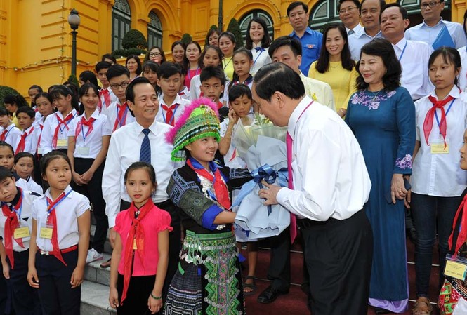 Nhiều hoạt động nhân Tháng Hành động vì Trẻ em Chủ tịch nước Trần Đại Quang đã gặp gỡ và tặng quà các đại biểu trẻ em có hoàn cảnh đặc biệt toàn quốc lần thứ X tại Phủ Chủ tịch chiều 26/5/2017.
