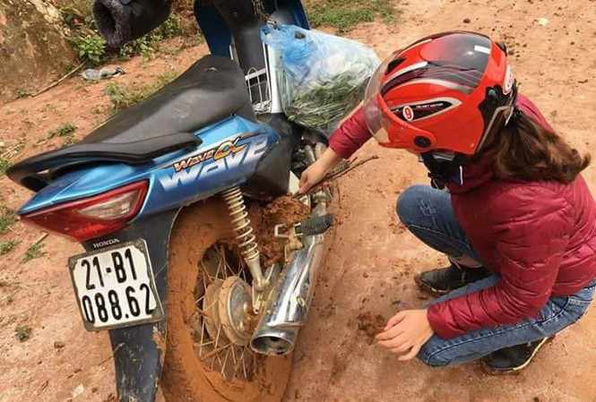 Gian nan đường đến trường của giáo viên vùng cao Gian nan đường đến trường của giáo viên vùng cao