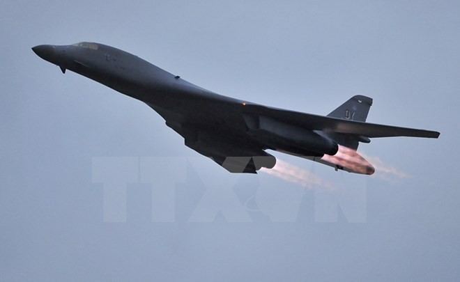 Bản tin 8H: Triều Tiên cáo buộc máy bay ném bom B-1B của Mỹ bay sát lãnh thổ Máy bay B-1B của không quân Mỹ. Nguồn: AFP/TTXVN.