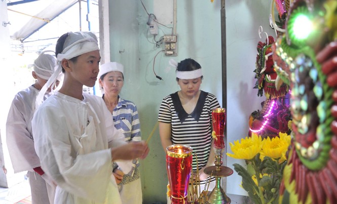Người đàn ông tử vong sau khi bị mời về công an phường Gia đình đang lo hậu sự cho ông T..