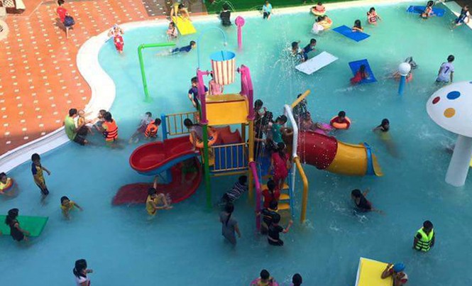 Bản tin 8H: Cháu bé 9 tuổi chết đuối trong hồ bơi đông người Khi xảy ra tai nạn có rất đông người ở hồ bơi nhưng không ai phát hiện ra để cứu bé T.