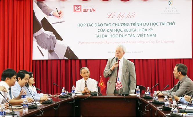 Ký kết du học tại chỗ của đại học Keuka tại đại học Duy Tân GS. TS. Jorge Luis Diaz Herrera - Hiệu trưởng ĐH Keuka phát biểu tại Lễ Ký kết.