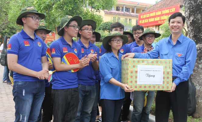 Động viên, tặng quà thanh niên tình nguyện “Tiếp sức mùa thi“ Động viên, tặng quà thanh niên tình nguyện “Tiếp sức mùa thi“