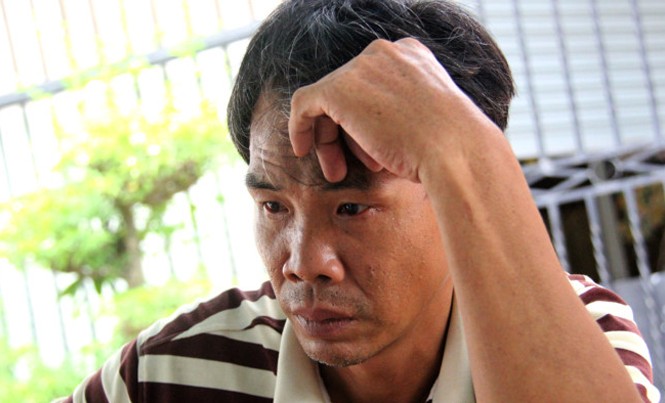 Nỗi đau vô tận của thân nhân bé trai bị nắp cống đè chết Ông Vượng đau đớn vì cái chết bất ngờ của con trai. Ảnh: Lê Trai.