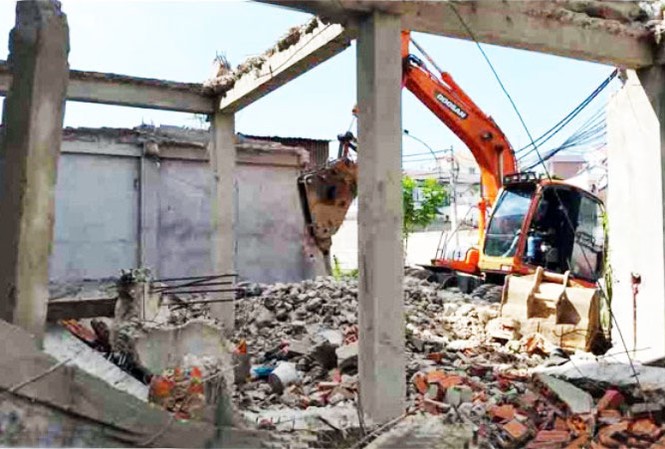 Điều chuyển chánh thanh tra bị kỷ luật sang làm phó trưởng phòng tư pháp Công trình xây dựng sai phép của Chánh thanh tra bị tháo dỡ.