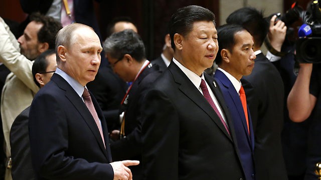 Cuộc gặp bất bình đẳng của lãnh đạo Nga – Trung Tổng thống Nga Vladimir Putin và Chủ tịch Trung Quốc Tập Cận Bình. Ảnh: CNN.
