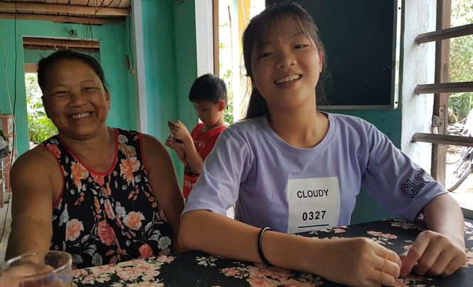 Xóm chài nghèo xôn xao vì nữ sinh đạt điểm tuyệt đối môn Sử Tuyết chia sẻ niềm vui điểm 10 với mẹ. Ảnh H. Văn.