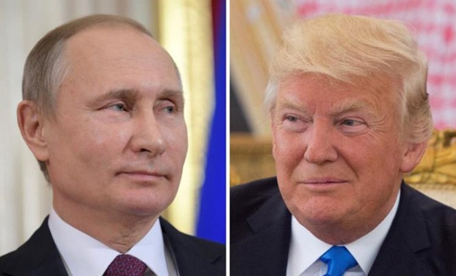 Bản tin 20H: Tổng thống Putin và Trump lần đầu bắt tay nhau Tổng thống Nga Vladimir Putin (trái) và người đồng cấp Mỹ Donald Trump. Ảnh: Reuters.
