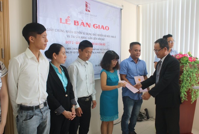 Bàn giao sổ hồng chung cư Vicoland Đà Nẵng Ông Hồ Kỷ, Phó Tổng Giám đốc Tập đoàn Vicoland bàn giao 140/147 sổ hồng giai đoạn I dự án Nhà chung cư thu nhập thấp khu vực Đà Nẵng cho các chủ căn hộ đã mua nhà tại dự án do Tập đoàn làm chủ đầu tư.