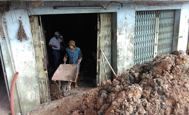 Hỗ trợ 5,2 tỷ đồng cho 330 hộ dân có nhà biến thành 'hầm' Hàng trăm hộ dân bị ảnh hưởng bởi dự án nâng đường Kinh Dương Vương. Ảnh: Việt Văn.