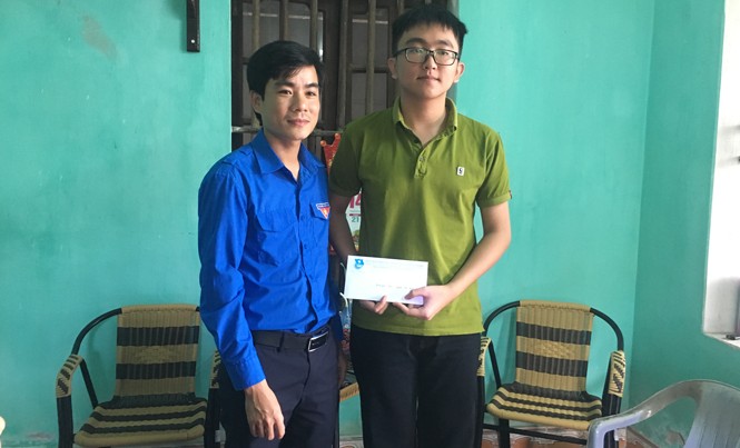 Tỉnh Đoàn Thanh Hóa tặng quà cho các thí sinh đạt điểm 10 Phó bí thư Tỉnh Đoàn Thanh Hóa Lê Văn Châu tặng quà cho em Nguyễn Hải Đăng.