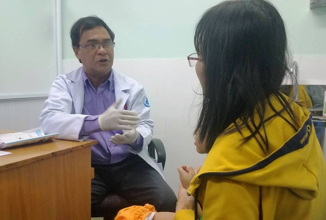 Trẻ bị nhiều biến chứng nếu cắt da quy đầu không đúng Bác sĩ tư vấn điều trị hẹp da quy đầu cho trẻ.