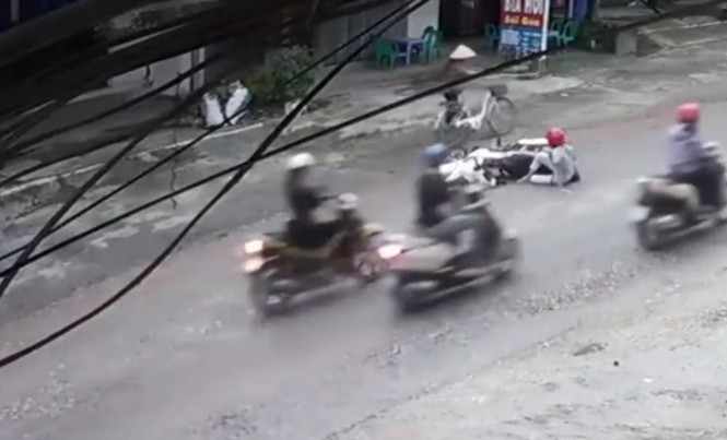 Cô gái ngã nhào trên đường và câu chuyện khiến dân mạng bức xúc Cô gái ngã nhào trên đường và câu chuyện khiến dân mạng bức xúc