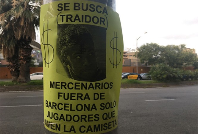 CĐV Barca nổi giận, gọi Neymar là kẻ phản bội Poster đang được dán ở khu vực quanh sân Nou Camp, Tây Ban Nha. Ảnh: Marca.