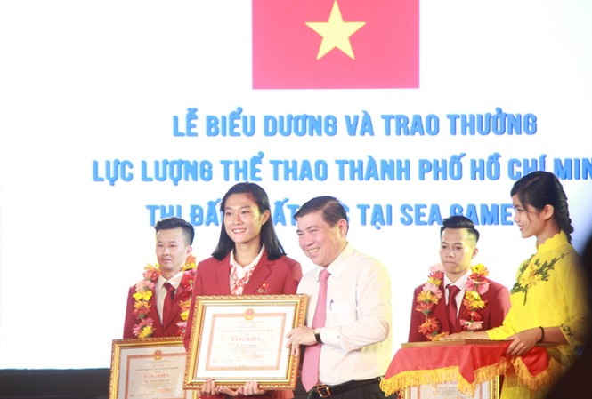 TP. HCM tuyên dương các vận động viên tiêu biểu SEA Games 29 Phó Bí thư Thành ủy, Chủ tịch UBND TPHCM Nguyễn Thành Phong trao Bằng khen TPHCM cho VĐV “Nữ hoàng tốc độ” Lê Tú Chinh.