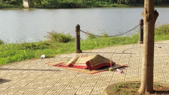 Phát hiện người đuối nước ở Khe Sanh Thi thể nạn nhân được đưa lên bờ.