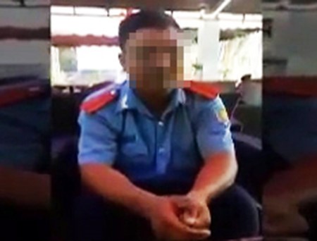 Nhân viên Đội Thanh tra giao thông thừa nhận 'làm luật' Người tên Tùng trong sắc phục ngành thanh tra giao thông. Ảnh cắt từ clip