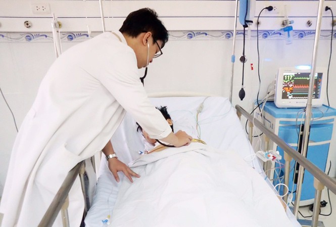 Cứu sống bệnh nhân bị đâm xuyên ngực, thủng tim phổi Theo các BS cho biết, chỉ cần nhập viện chậm trễ chừng vài phút sẽ gây nguy hiểm đến tính mạng của bệnh nhân.