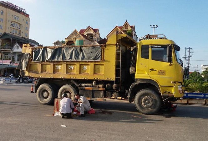 Bị xe tải đâm phía sau, con tử vong, mẹ nguy kịch Hiện trường vụ tai nạn thương tâm.