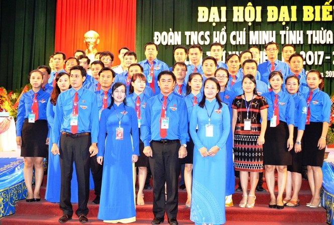 Anh Trần Gia Công tái đắc cử Bí thư Tỉnh Đoàn TT-Huế Tân Bí thư Tỉnh Đoàn Trần Gia Công (hàng đầu, thứ hai từ phải sang) cùng các phó bí thư và ủy viên BCH ra mắt tại phiên bế mạc đại hội.