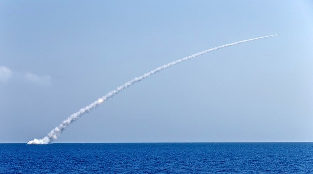 Bản tin 8H: Tàu ngầm Nga phóng 10 tên lửa diệt IS ở Syria Tàu ngầm Nga phóng tên lửa Kalibr. Ảnh: RT.
