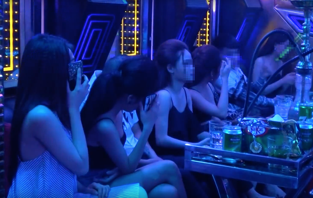 Tin mới vụ thác loạn trong karaoke 'chui' ở Sài Gòn Tin mới vụ thác loạn trong karaoke 'chui' ở Sài Gòn