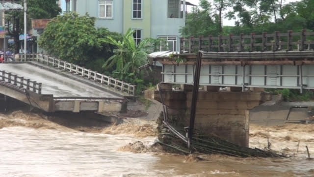 Bản tin 20H: Một phóng viên mất tích trong dòng lũ dữ Yên Bái Bản tin 20H: Một phóng viên mất tích trong dòng lũ dữ Yên Bái