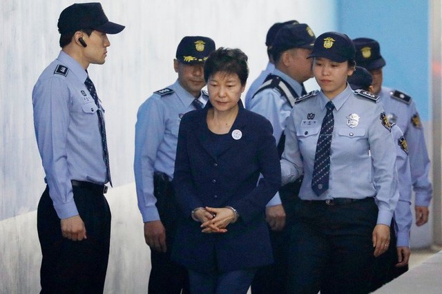Bản tin 20H: Cựu Tổng thống Park Geun-hye sẽ bị giam thêm 6 tháng Cựu Tổng thống Park Geun-hye bị áp giải tới tòa ở Seoul hồi tháng 3 Ảnh: New York Times.