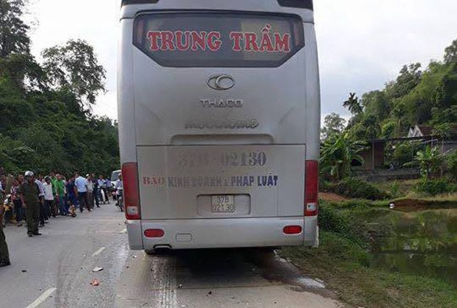 Xe máy va chạm xe khách, hai người phụ nữ tử vong tại chỗ Xe máy va chạm xe khách, hai người phụ nữ tử vong tại chỗ