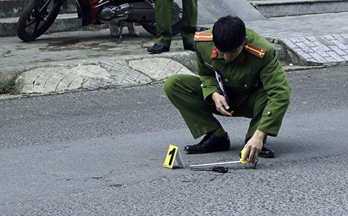 Bản tin 14H: Thanh niên bị nhóm người lạ đâm gục gần bệnh viện Cảnh sát khám nghiệm hiện trường.