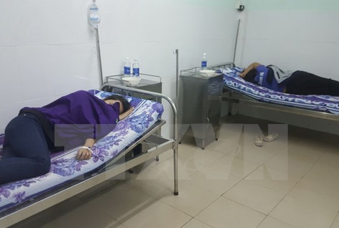 Hơn 50 công nhân nhập viện sau bữa ăn trưa Công nhân nhập viện do bị ngộ độc thức ăn sau bữa ăn trưa. Ảnh: Đậu Tất Thành/TTXVN.