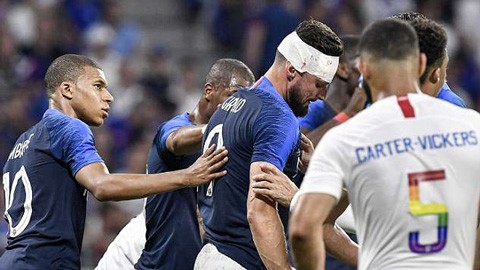 Tiền đạo Giroud đổ máu trong ngày tuyển Pháp 'chết hụt' Tiền đạo Giroud đổ máu trong ngày tuyển Pháp 'chết hụt'