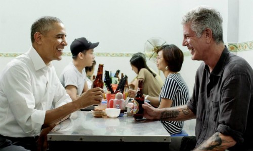 Chủ quán bún chả Hà Nội thương tiếc đầu bếp Bourdain Đầu bếp Anthony Bourdain (phải) ăn bún chả với Tổng thống Mỹ Obama năm 2016. Ảnh: CNN.