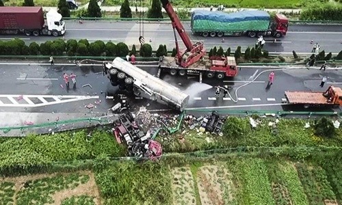 Bản tin 20H: Kinh hoàng xe khách đấu đầu xe tải trên cao tốc, 18 người tử vong Hiện trường vụ tai nạn. Ảnh: SCMP.