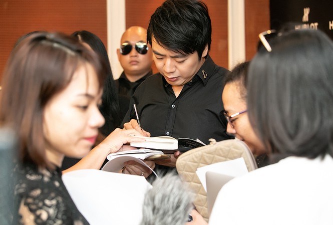 Lang Lang trở lại Việt Nam diễn sau chấn thương tay Lang Lang trong vòng vây người hâm mộ tại Hà Nội.