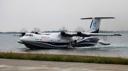Xem 'thuyền bay' khổng lồ nhất thế giới lần đầu cất cánh Chiếc thuyền bay mới của Trung Quốc mang tên AG600.