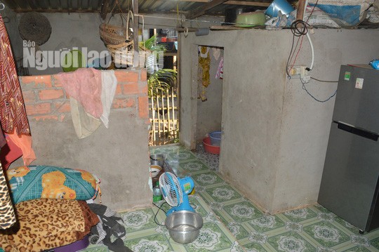 Cha mù đi bán vé số, con 15 tháng tuổi ở nhà té vào lu nước tử vong Nhà tắm nơi bé T. té vào lu nước dẫn đến tử vong.