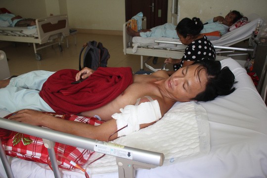 Bắn 4 phát đạn để giải quyết chuyện của người khác Nạn nhân được điều trị tại bệnh viện.