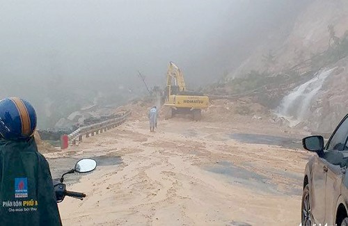 Đường Nha Trang đi Đà Lạt ùn tắc do sạt lở Đèo Khánh Lê sạt lở, đường Nha Trang đi Đà Lạt bị ùn tắc. Ảnh: Phước An.