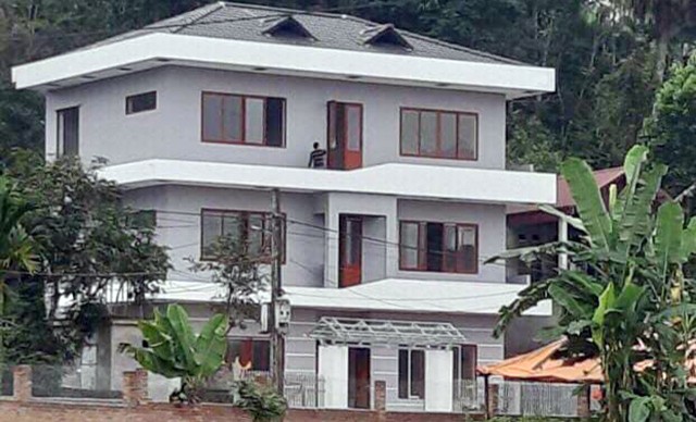 Biệt thự lộng lẫy của Hà Đức Chinh hoàn thiện đón Tết Ngôi nhà 3 tầng với mặt sàn 100m2 của cầu thủ Đức Chinh được xây dựng tại xóm Dụ, xã Xuân Đài, Tân Sơn, Phú Thọ.