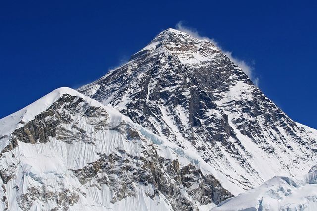 Phát hiện những ngọn núi sâu dưới lòng đất còn lớn hơn đỉnh Everest Đỉnh Everest vẫn còn “nhỏ bé” so với những ngọn núi bí ẩn nằm sâu dưới bề mặt Trái Đất.