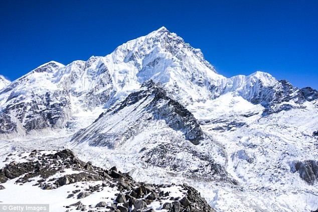 Băng tan trên đỉnh Everest làm lộ ra hàng trăm thi thể Hàng trăm thi thể bị chôn vùi trong quá trình chinh phục đỉnh núi cao nhất thế giới. (Ảnh: Getty)