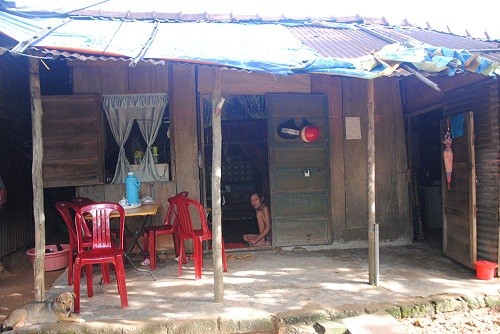 Cuộc di dân lịch sử ở Huế: Khó khăn về nguồn kinh phí Ngôi nhà "vá chằng vá đụp" của một hộ dân sống tại di tích Kinh thành Huế. Ảnh: Trần Hòe.