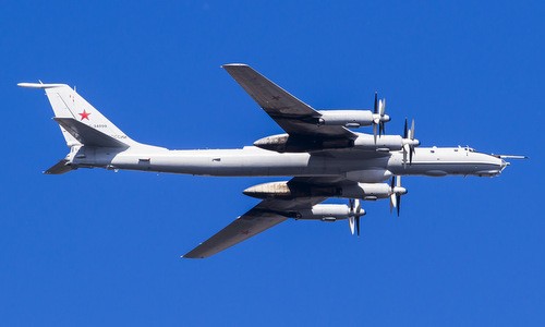 Tiêm kích Italy bám đuôi biên đội 'sát thủ săn ngầm' Nga Một chiếc Tu-142MZ Nga bay huấn luyện đầu năm 2019. Ảnh: Russian Planes.