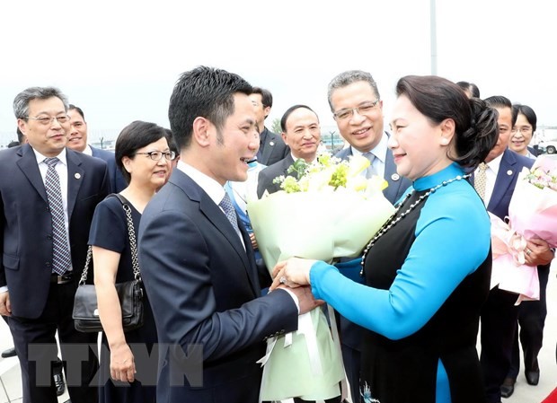 Chủ tịch Quốc hội tới Giang Tô, bắt đầu thăm chính thức Trung Quốc Đại sứ Việt Nam tại Trung Quốc Đặng Minh Khôi (giữa) và các cán bộ, nhân viên Đại sứ quán Việt Nam tại Trung Quốc đón Chủ tịch Quốc hội Nguyễn Thị Kim Ngân. (Ảnh: Trọng Đức/TTXVN)